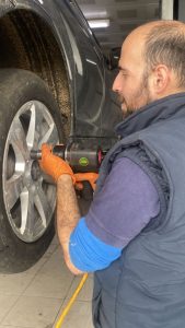 Apretando Rueda de Coche Dima Cadiz
