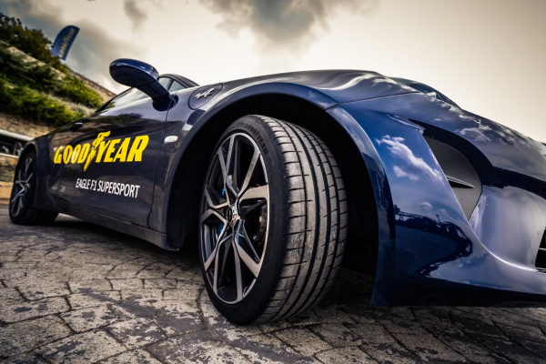 coche goodyear Dima Cadiz