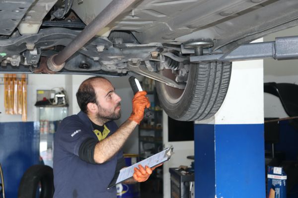 Comprobación visual del estado del coche por parte inferior