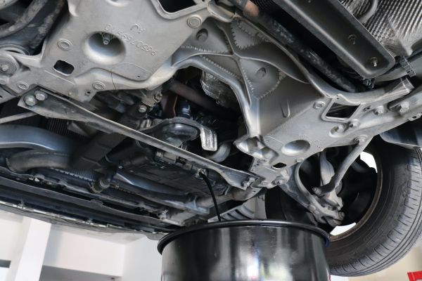 vaciamos Por el tapon el Aciete de Motor